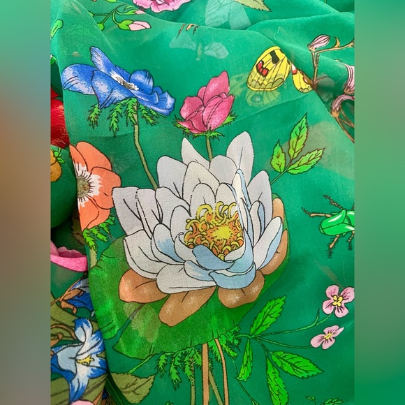 Iconic Gucci vintage Flora extra large silk scarf! - Picture 8 of 11